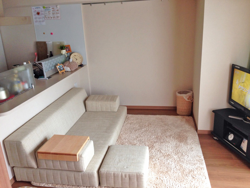 明るく優しい色味のお部屋に、アイボリーのつみきソファがうまく溶けこんでいますね