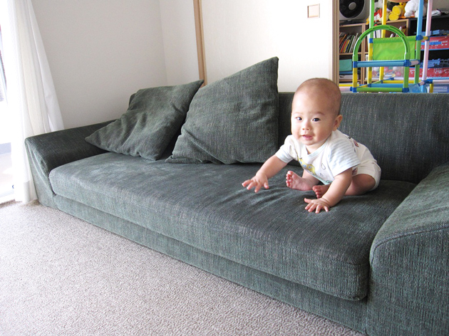 ローソファなら小さなお子さんも安心。ロハスソファで快適な床生活を実現。