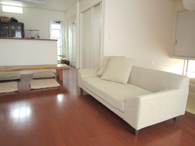 低めの家具でまとめられたお部屋。アイボリーのロハスソファが映え床生活をもっと快適に！