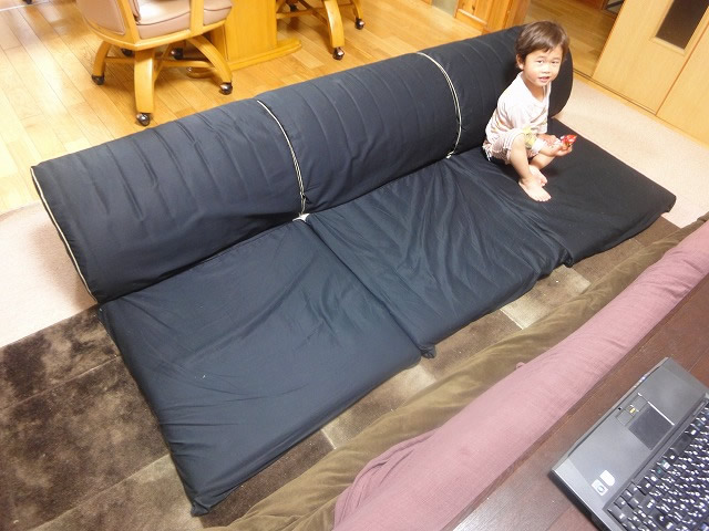 冬は家族みんなで、大きなこたつとフロアソファに大集合！