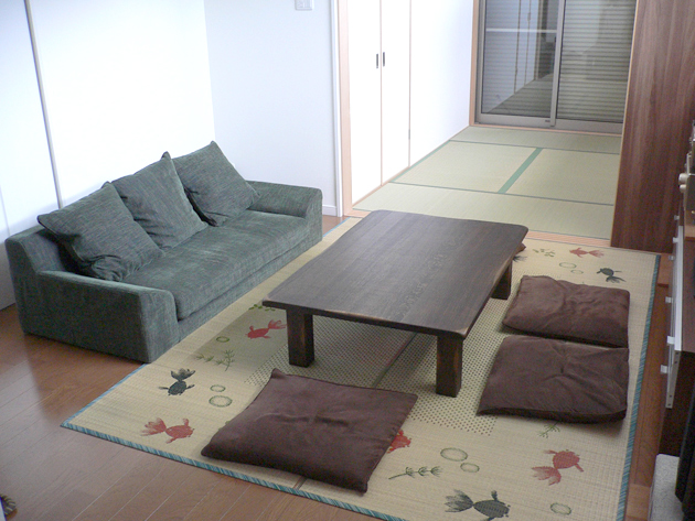 畳や濃い木目の家具に落ち着いたグリーンのロハスソファ – ローソファ 