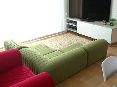 シンプルで上品なお部屋に鮮やかなグリーンのソファがピッタリです。