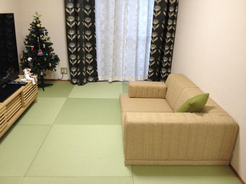 鮮やかな緑の畳に家具とベージュのピカソソファで上品なコーディネートです
