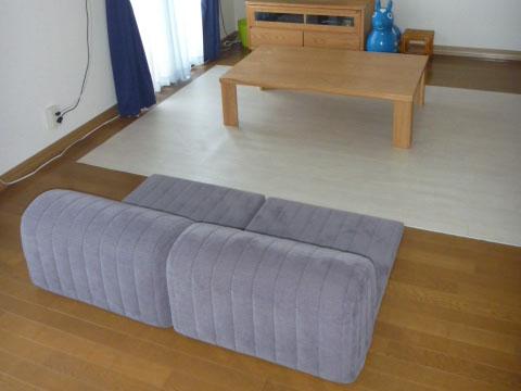 スッキリとしたお部屋にブルーのカーテンとグレーのローソファで爽やかなお部屋に！