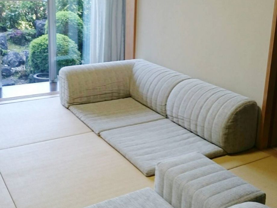 畳、日本庭園、和の空間にきれいになじむホワイト生地のローソファー。