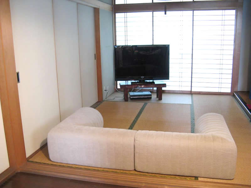 床の延長のような使い心地で、和室にもなじむスキップソファ。