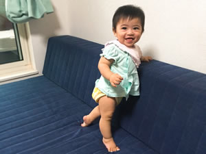 子供のつかまり立ちのお手伝いも！子育てにぴったりのつみきソファ