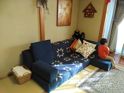 畳にソファと子供の笑顔で、暖かい空間。