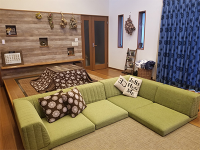 新緑のようなグリーンのソファで、ナチュラルで優しい雰囲気に。