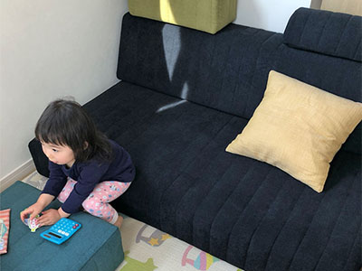 小さなお子様も楽しい！積み木のようなローソファ