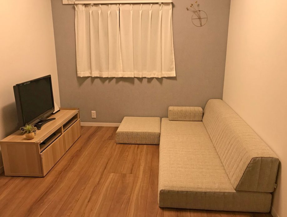 シンプルなデザインで、お部屋になじみやすいソファ