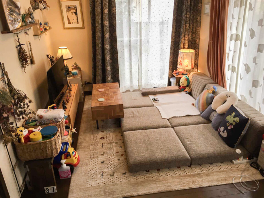 子供が思いっきり遊べる、一面ソファなリビング！