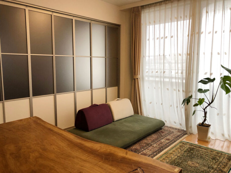 和室にも洋室にもなじみがいい、シンプルデザインのローソファ。