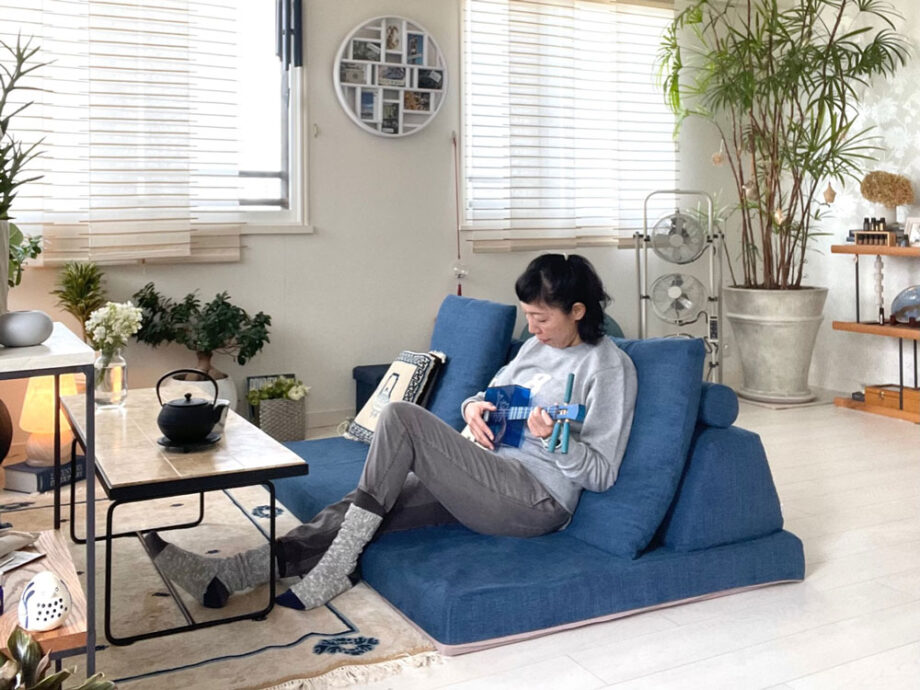 光と緑が心地よい部屋に、爽やかなブルーのフロフロを。