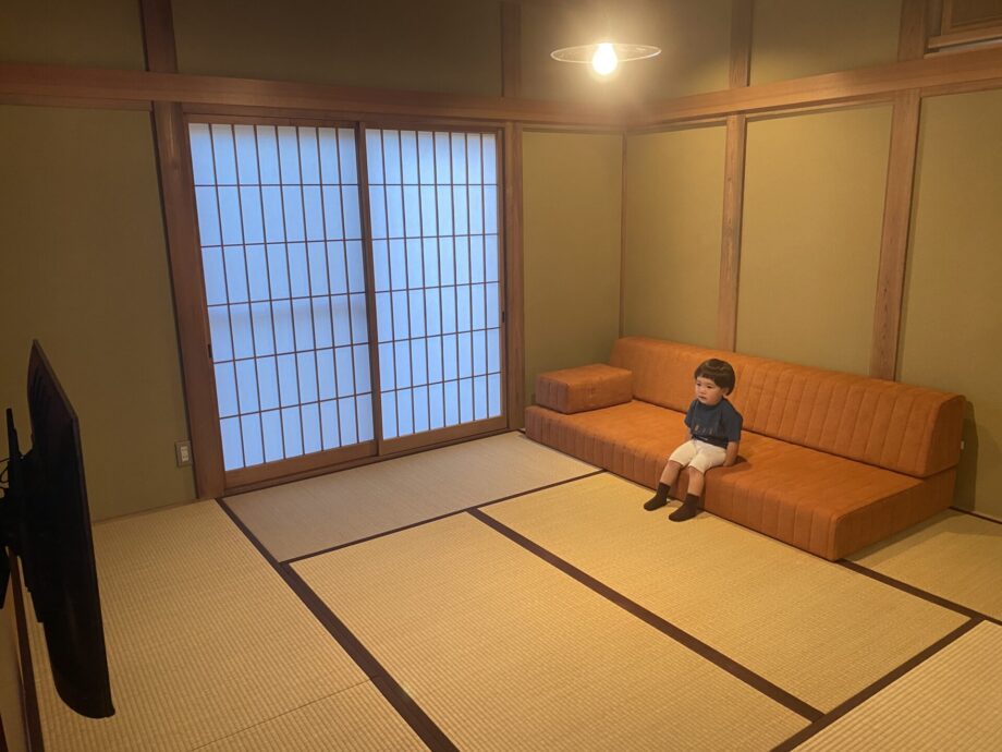 和室になじむオレンジのローソファで、家族団らんの時間を。