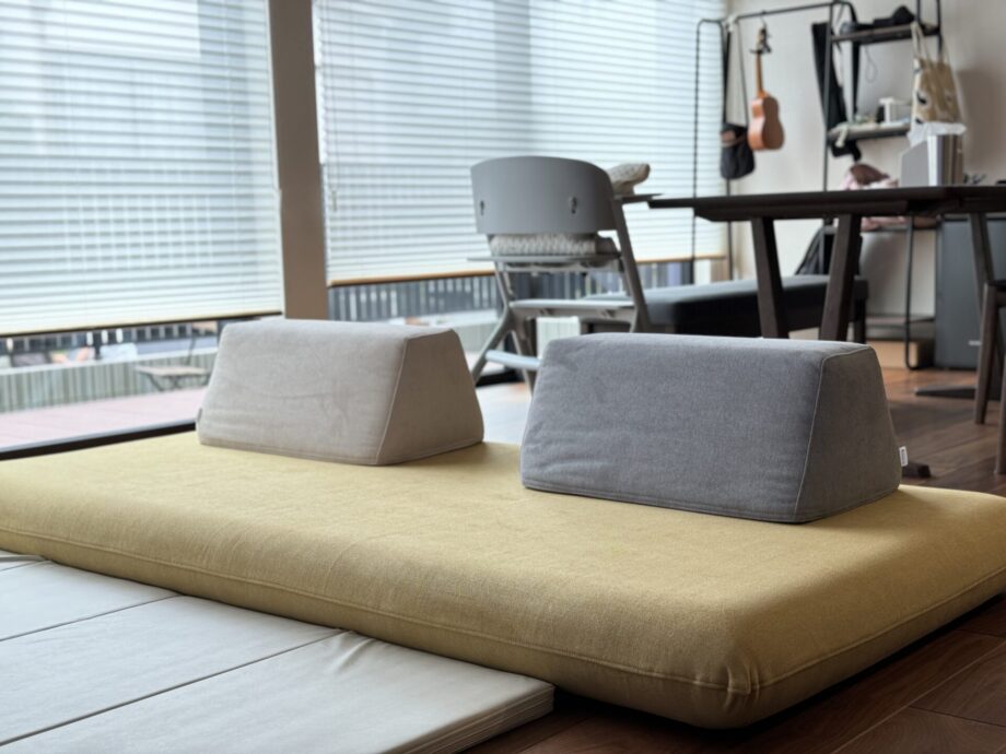 動かせる背もたれで、フレキシブルにくつろげるローソファ。
