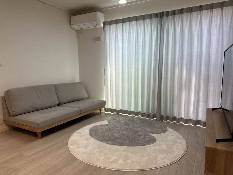 木脚で2WAYに！暮らしに合わせて座面高を変えられるソファ。