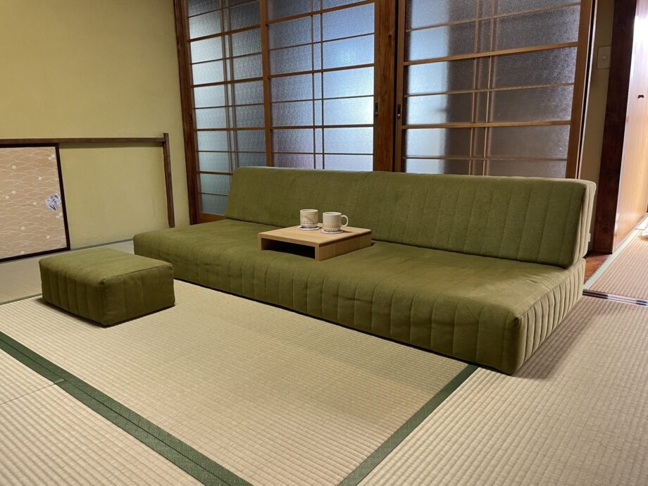モスグリーンのつみきソファで、和室をさらなる和み空間に。
