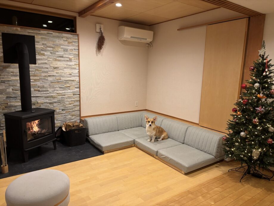 ローソファに愛犬と寄り添って、薪ストーブを囲む温かさ。