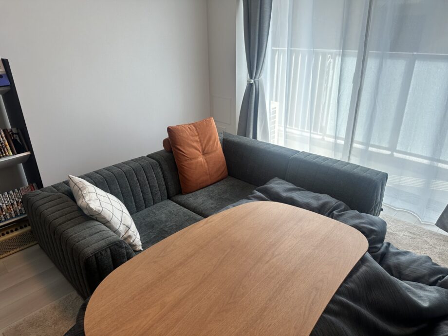 こたつに入ったままくつろげる、座面高12cmのフロアソファ。