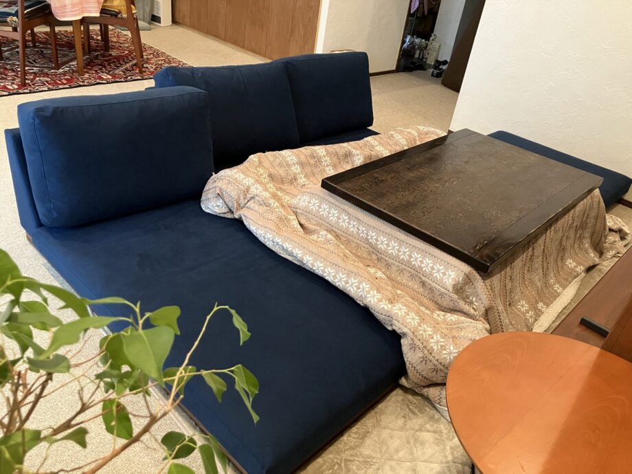 ウォールナットのローソファで、こたつ暮らしもかっこよく!