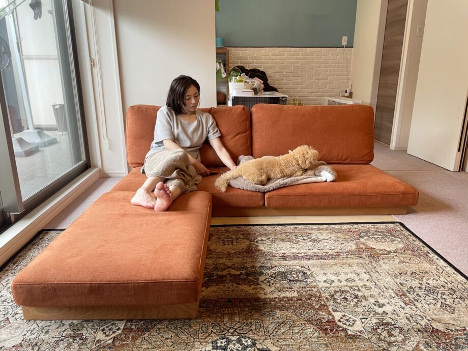 オレンジが部屋に映える、愛犬も上り下りも安心のローソファ。