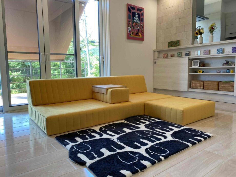 新築にイエローのローソファで、新たに始まる明るい暮らし。