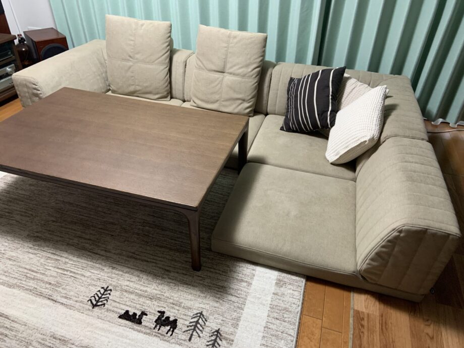 こたつと相性抜群のローソファで、身も心も温まるリビングに。