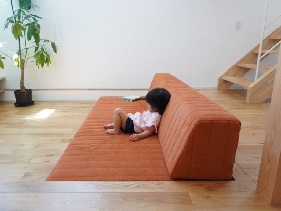 つみきソファが、ピットリビングに気持ちよくフィット!