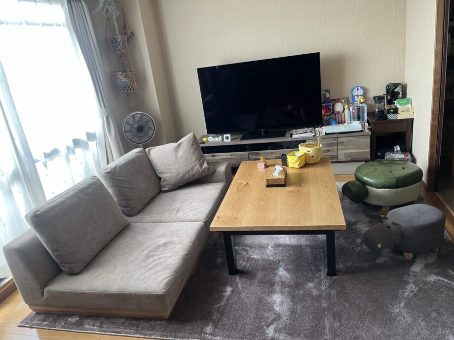 部屋が広く見えるローソファだから、開放的な気分でくつろげる。