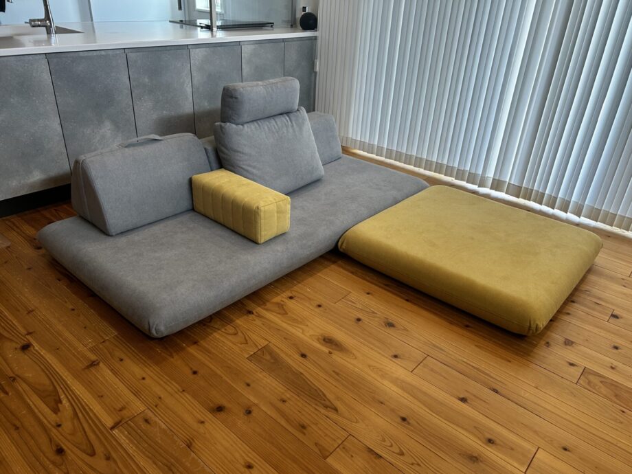 家族それぞれのくつろぎ方ができる、レイアウト自在なローソファ。