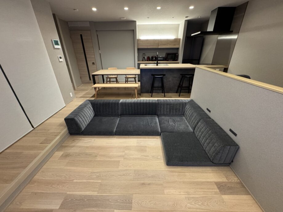 こだわりのダウンフロアリビングに、サイズオーダーのソファを。