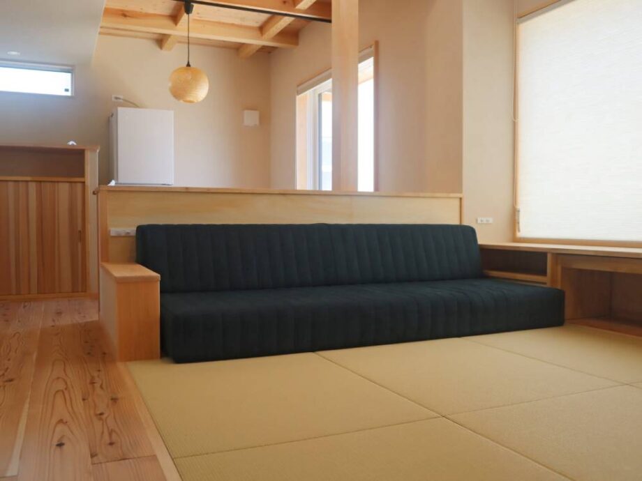 畳スペース×ローソファで、心置きなくくつろぐ床暮らし。