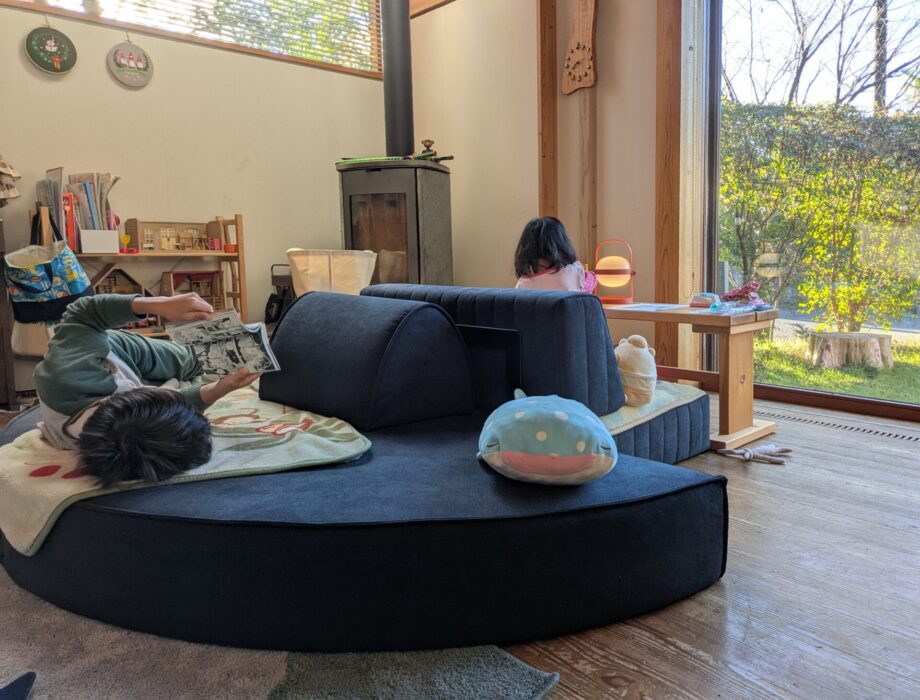 家族で集まりつつ、好きにくつろぐ。フレキシブルソファで叶う時間。