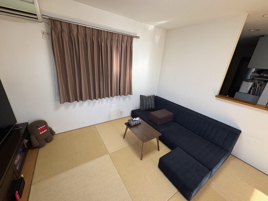 畳の空間になじむ、シンプルデザインのフロアソファ。