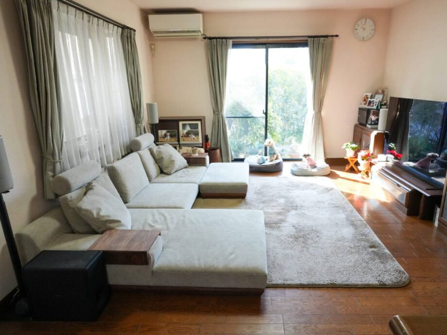 多彩なアイテムを組み合わせて、一番くつろげる形のローソファ。