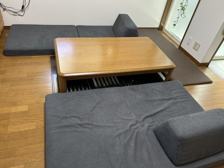掘りごたつをソファでぐるっと囲んで、家族団らんのレイアウト。