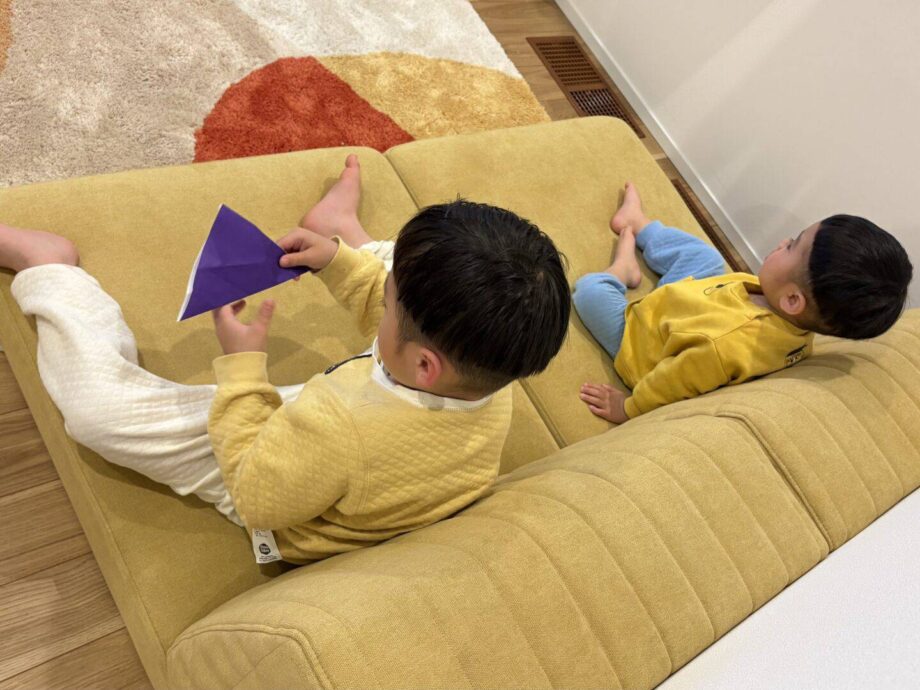 子育て世代にぴったり!家族で過ごしやすいフロアソファ。