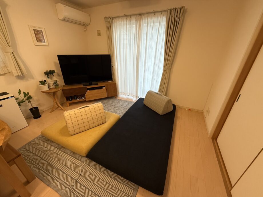 座面を並べて、重ねて、背もたれを動かして、自由にくつろぐ。