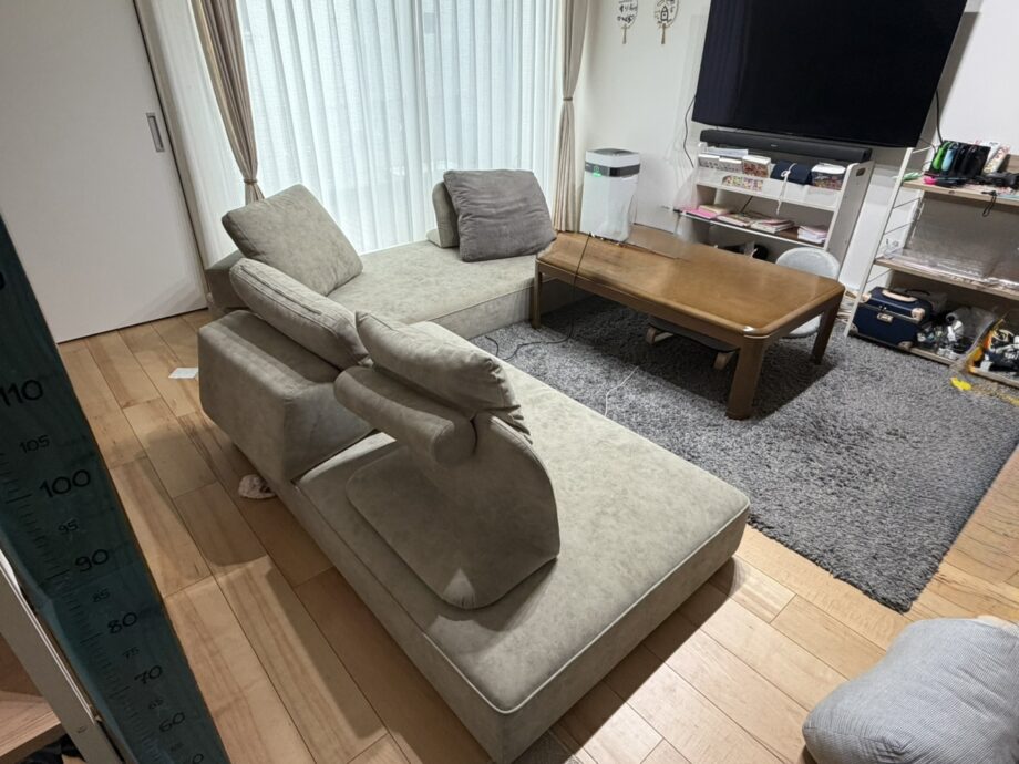 ソファ2台のコーナー設置で、ゆったりと贅沢なくつろぎ空間に。